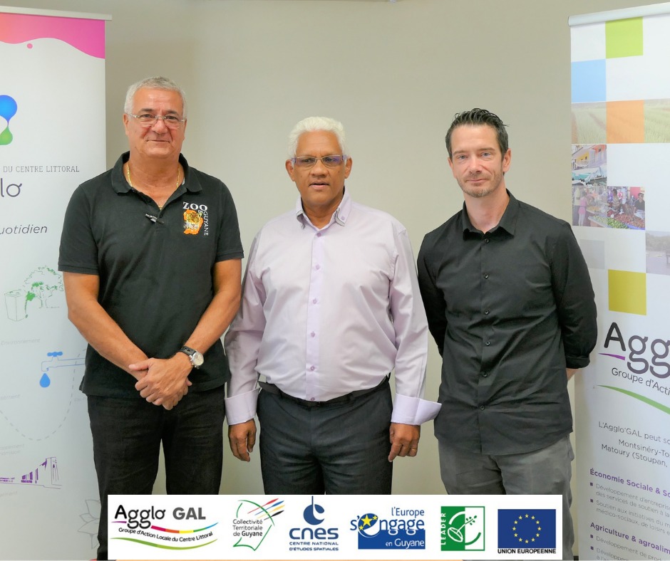 Patrick LECANTE, 4e VP et Président de l'Agglo'GAL accompagné de 2 porteurs de projets. A gauche, André CHAUMET, Directeur du Zoo de Guyane et Guillaume MARTIN, Président de Yana'Frutas.