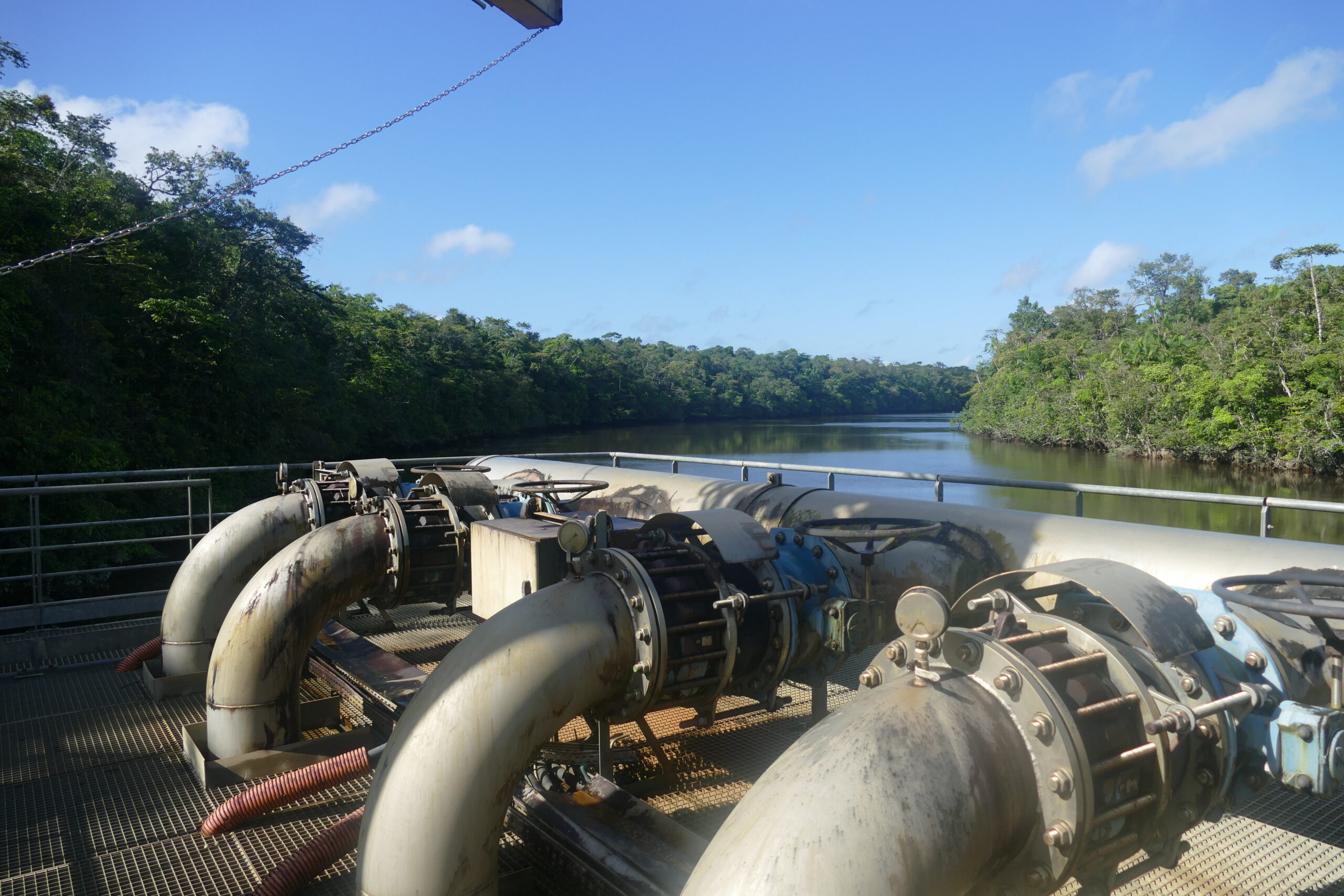 Captage de l'eau du Kourou à l'usine de Matiti