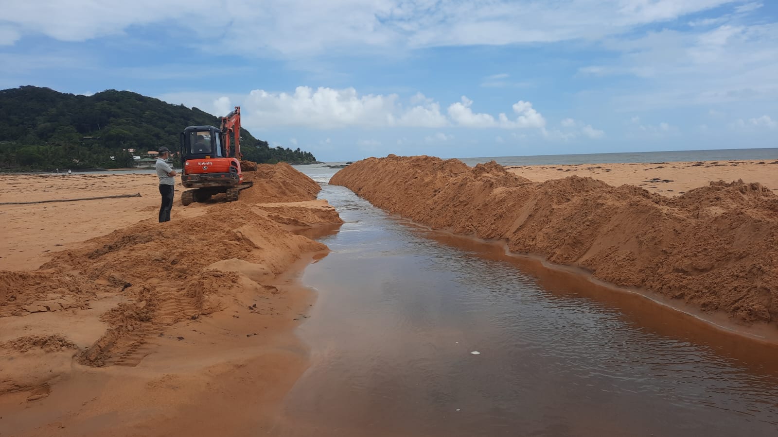 Le canal permet l'écoulement des eaux du marais vers la mer et permet la prévention des inondations de la zone