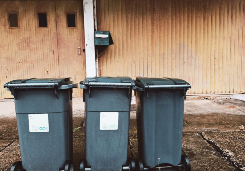 Lorsque vous sotrtez vos poubelles, pensez à mettre les poignées côté rue, c'est plus pratique pour les éboueurs.